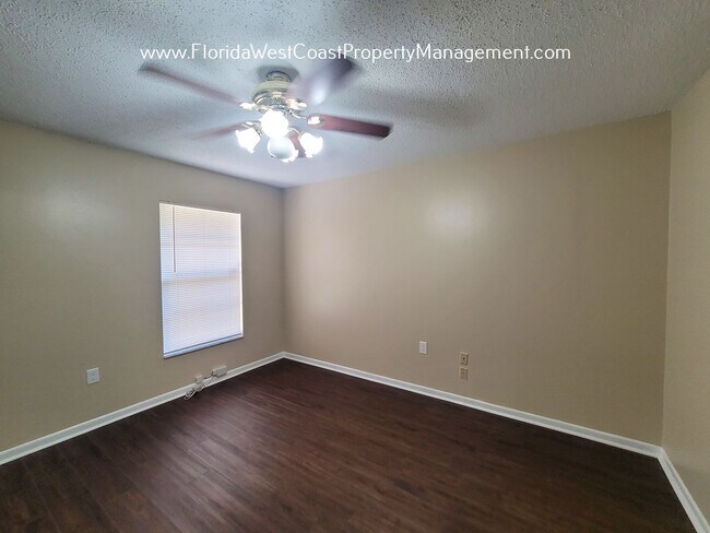 Foto del edificio - ADORABLE 2 BED/1 BATH UPDATED DUPLEX! PATI...