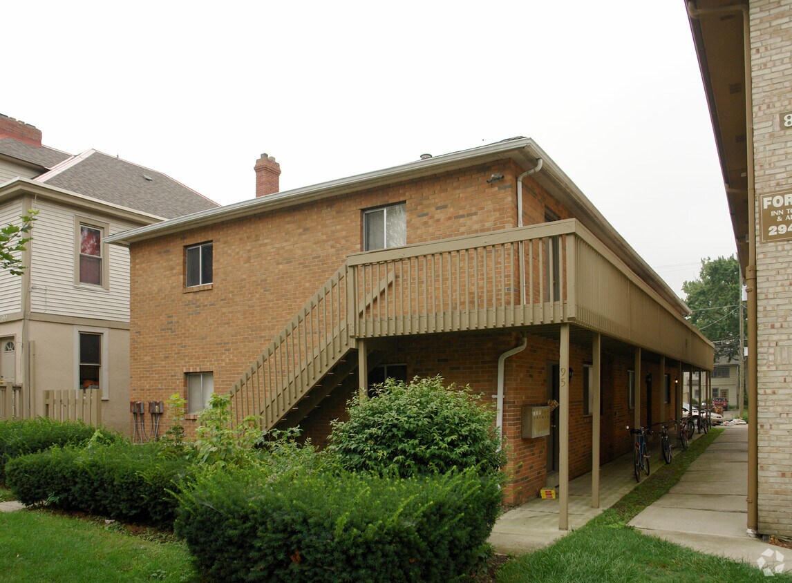 Building Exterior - 95 E Norwich Ave