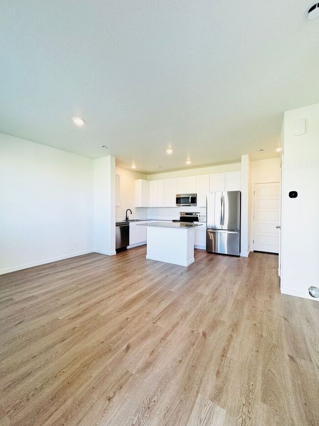 Building Photo - Gorgeous Brand New 2 bed/ 2.5 bath Townhou...