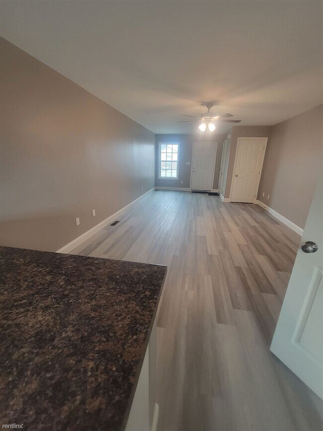 Building Photo - 2 br, 2 bath 4plex - 255 Creekwood Ave Apt...
