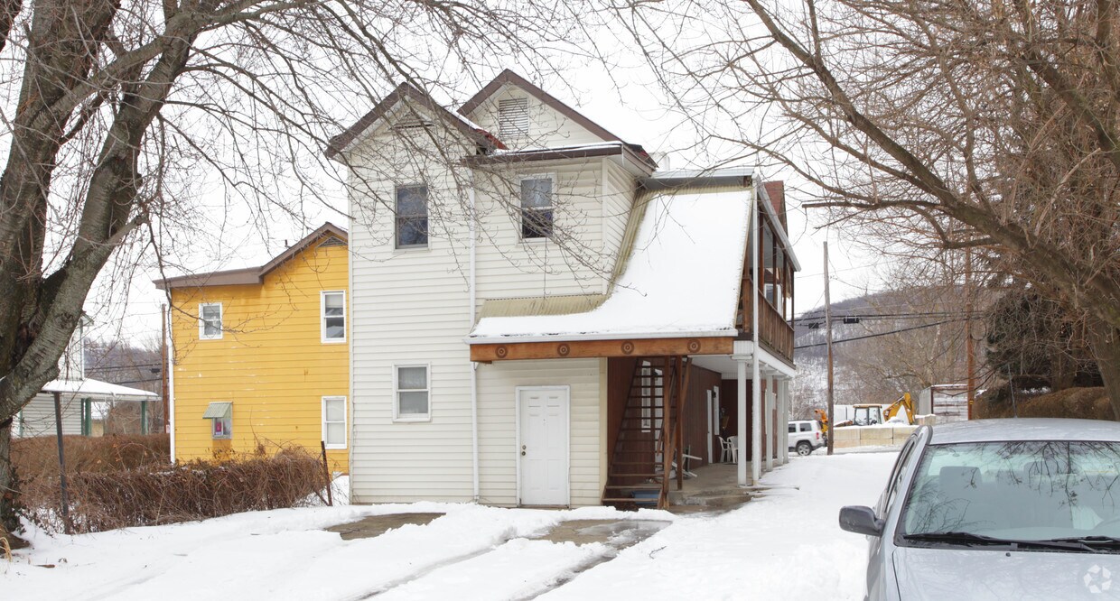 1512 4th Ave, Coraopolis, PA 15108 Apartments in Coraopolis, PA