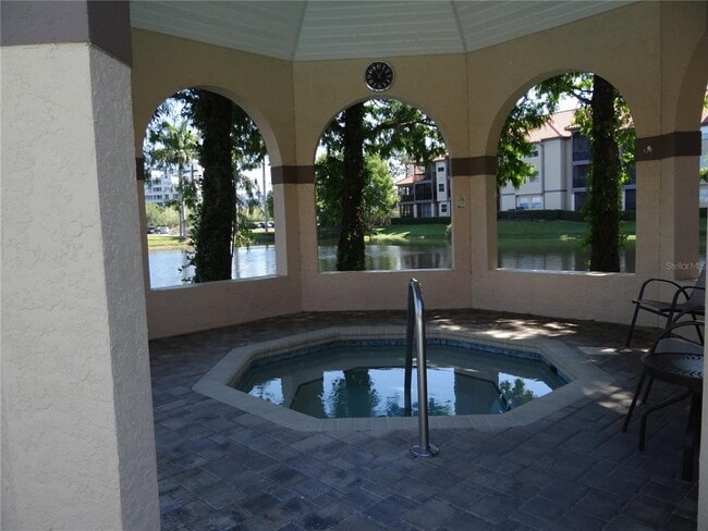 Foto del edificio - 2400 Feather Sound Dr