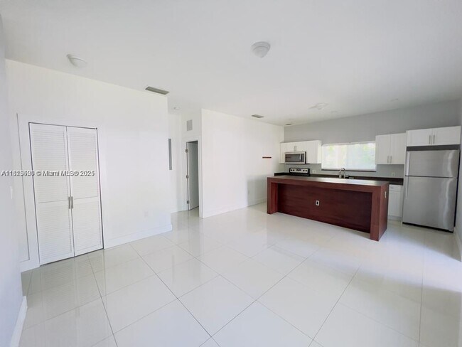 Foto del edificio - 9634 NW 2nd Ave