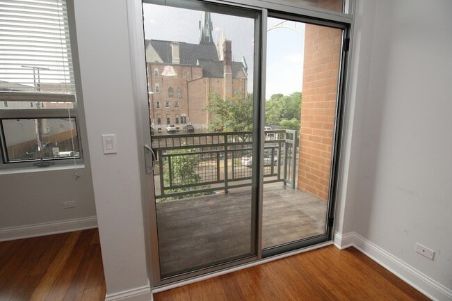 Building Photo - 1609 W Warren Blvd