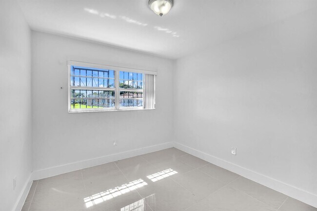 Foto del edificio - $3,300MONTHLY;17115 NW 12TH CT MIAMI, FL