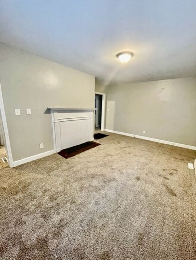 Building Photo - Come take a look at this cozy 3 Bedroom 1 Bath Home. It's Located in Revolution Park Neighborhood