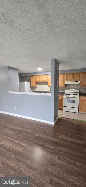 Building Photo - 96 Kenwood Dr