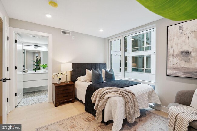 Foto del edificio - 6604 Ridge Ave