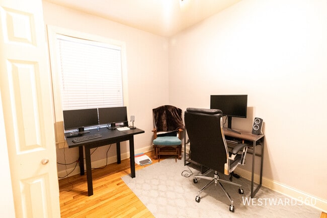Building Photo - 907 W Cornelia-1N