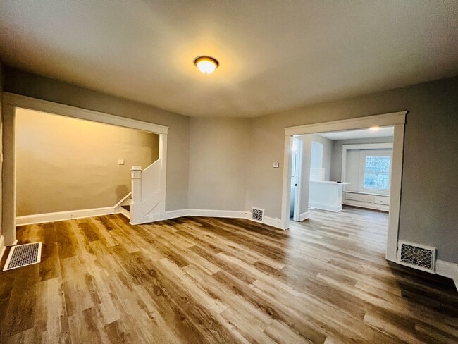 Building Photo - Beautiful 4 bed 1 1/2 bath single