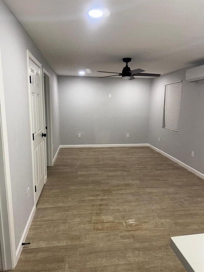 Foto del edificio - 8226 Darlington Dr