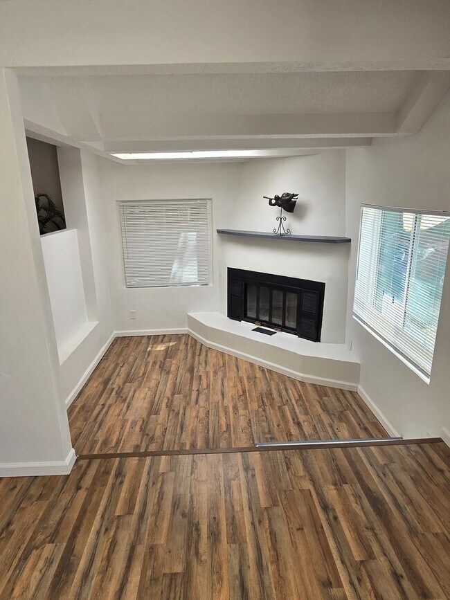 Foto del edificio - Recently updated 4 bedroom 4 bathroom house in the UNM  North Campus area!