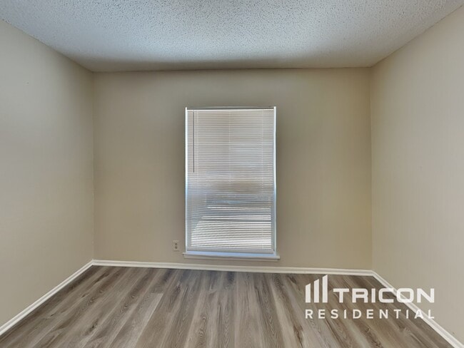 Foto del edificio - 15022 Old Creek St