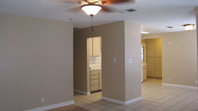 Foto del edificio - Oildale Home