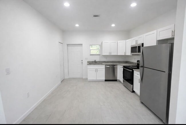 Foto del edificio - Brand-New Modern 2BR/2BA Home with Garage – Quiet West Lehigh Location