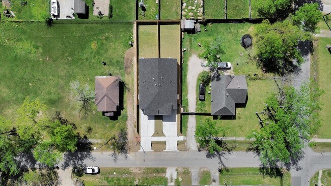 Foto del edificio - 8106 Locksley Rd