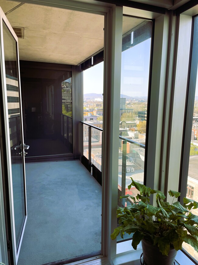 Building Photo - 380 De La Couronne