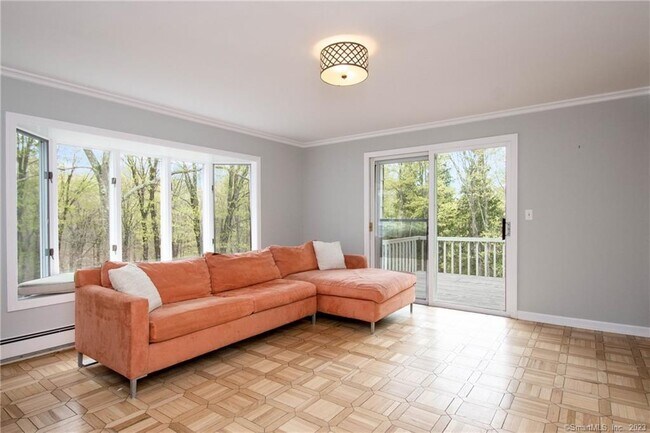 Foto del edificio - 241 Maple Rd