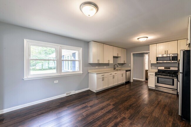 Building Photo - 16037 Evans Ave