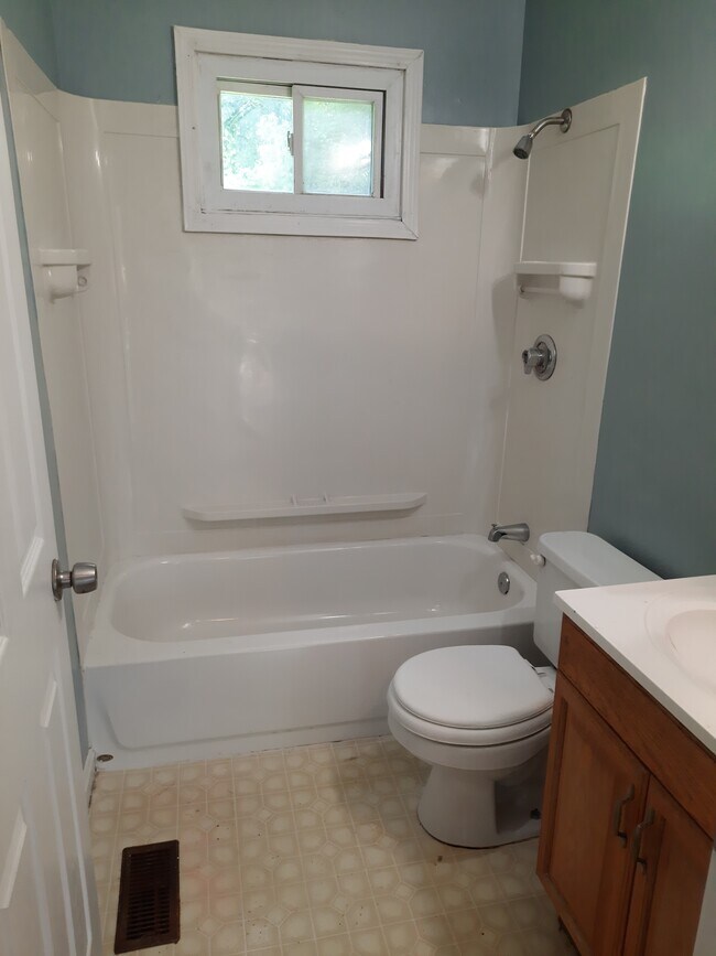 Bathroom - 3023 Linwood Ave