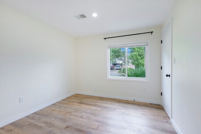 Building Photo - 3407 Heron Ave SW