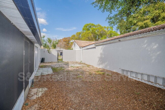 Building Photo - 304 La Serena St