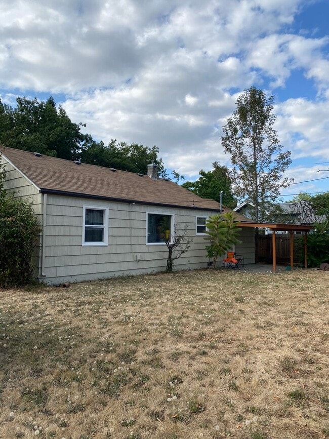 Building Photo - Cozy Corner Lot on Hilyard St