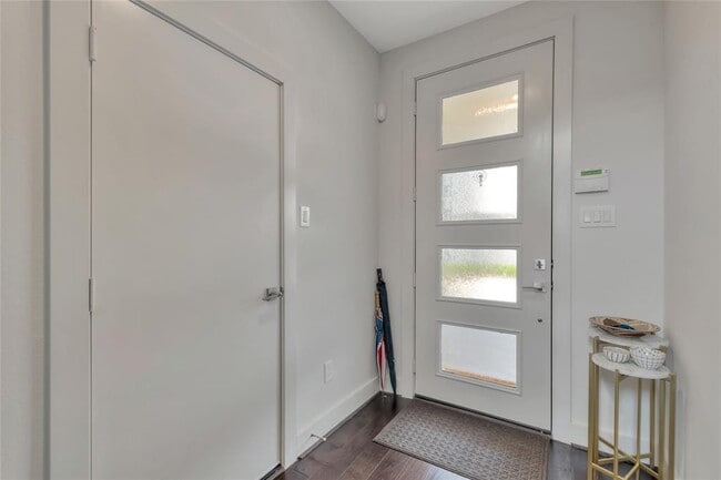 Building Photo - 3210 N MacGregor Way