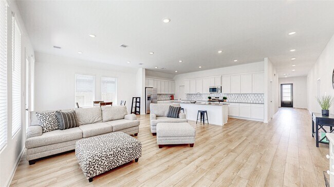 Building Photo - 711 Hooks Trl