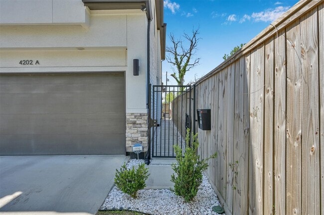 Building Photo - 4202 Gillespie St