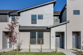 Building Photo - 128 E Pine Ave