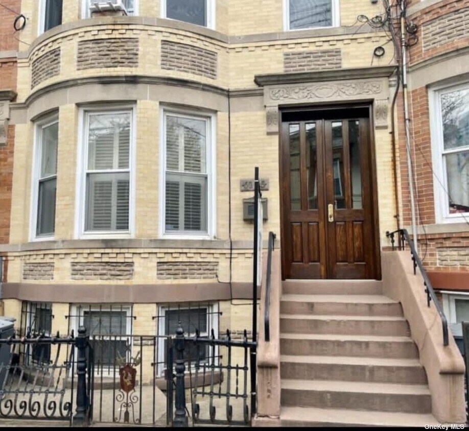 Foto principal - 60-55 67th Ave