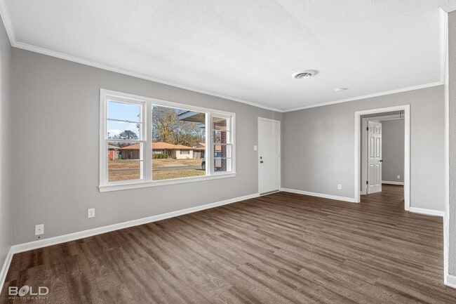 Building Photo - Remodeled in Bossier, close to BARKSDALE AIR FORCE BASE....