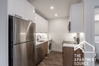 Building Photo - 941 W Carmen Ave