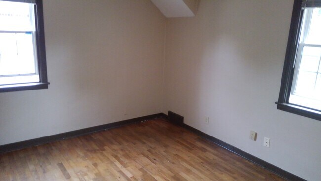 Dormitorio delantero - 939 Ann St