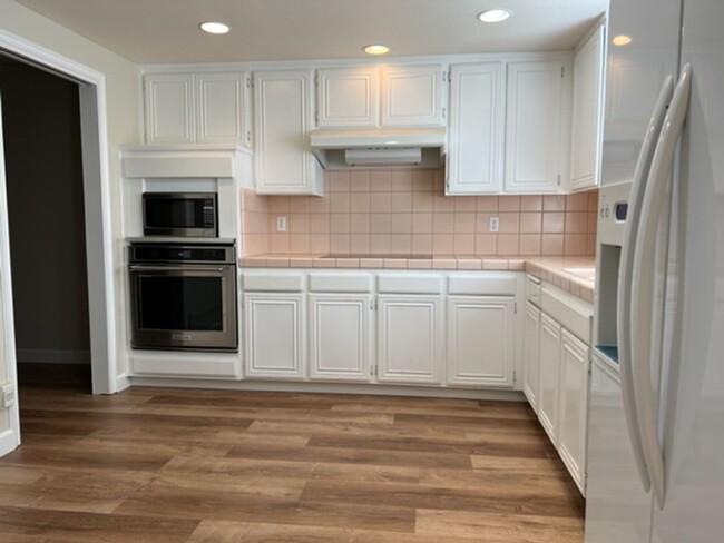 Building Photo - Very Spacious 2 Story 3/2.5 Townhome Locat...