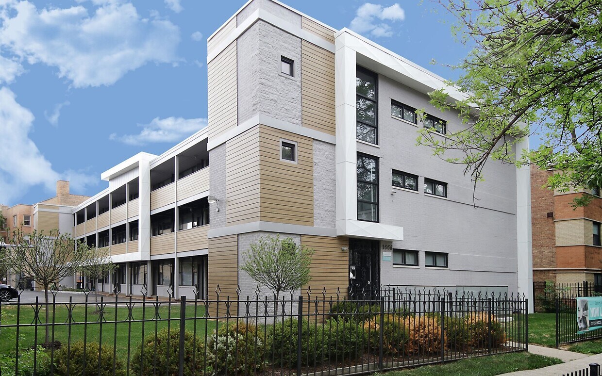 Foto principal - 1666 W Pratt Blvd