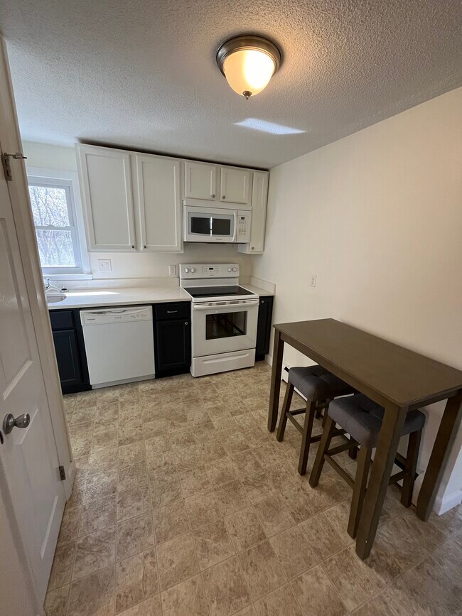 Foto del edificio - 15 Rocky Hill Rd