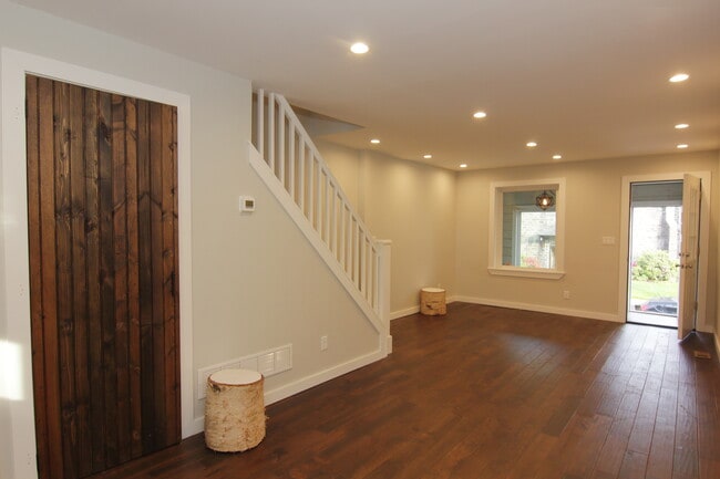 Building Photo - 136 Walnut Ave