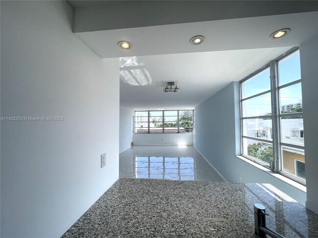 Foto del edificio - 8000 Harding Ave