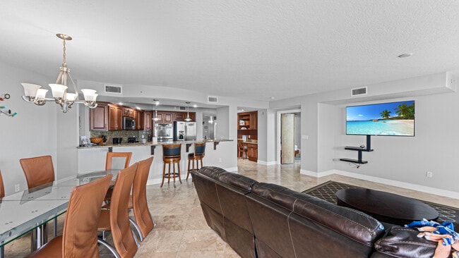 Área de estar a la cocina - 3800 Ocean Beach Blvd