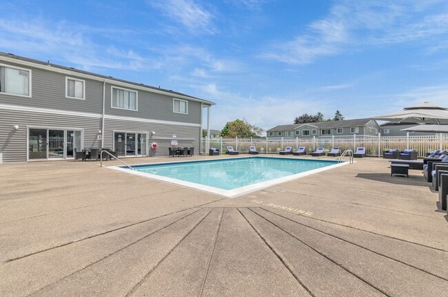 Building Photo - Bloomfield Square Apartments - Auburn Hills, MI