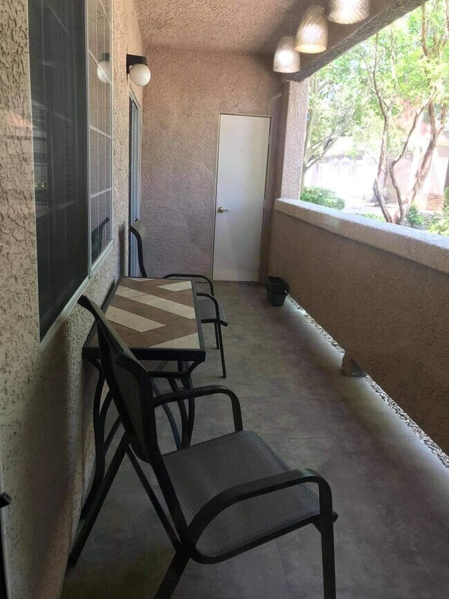 Foto del edificio - 3 bed, 2 bath, 2 car garage townhouse for ...