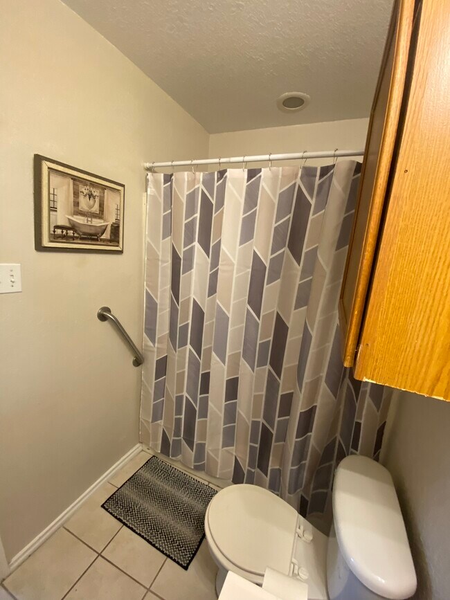 Baño principal. - 6748 Trail Lake Dr