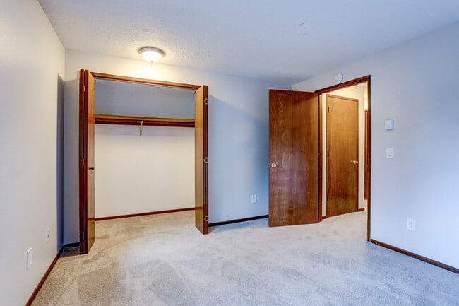 Building Photo - We have the 2 bed/1.5 bath you’ve been wai...
