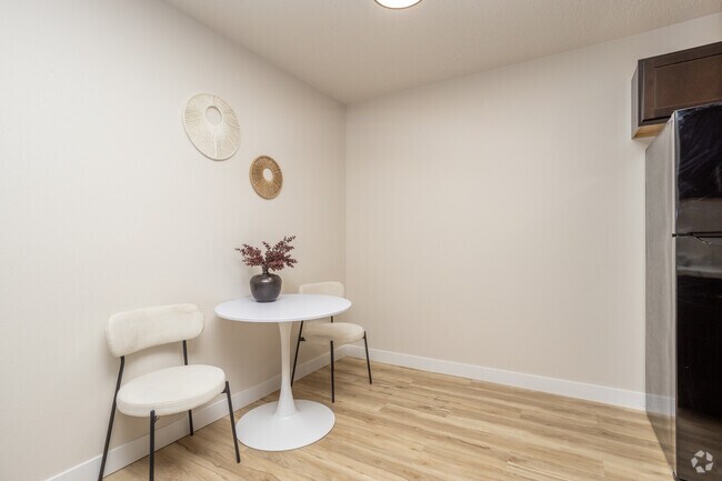 Modern A - Comedor - Parkview Apartments