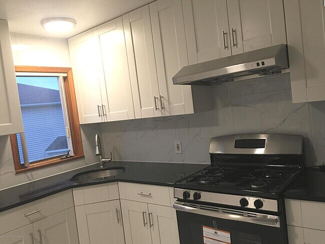 Foto del edificio - 62 Bennett Pl