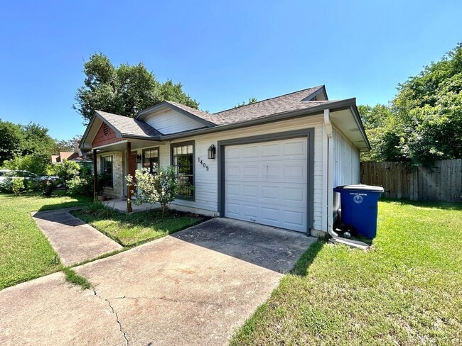 Building Photo - Nice & Cozy 2/BR 1/BA Home with Fenced Yar...