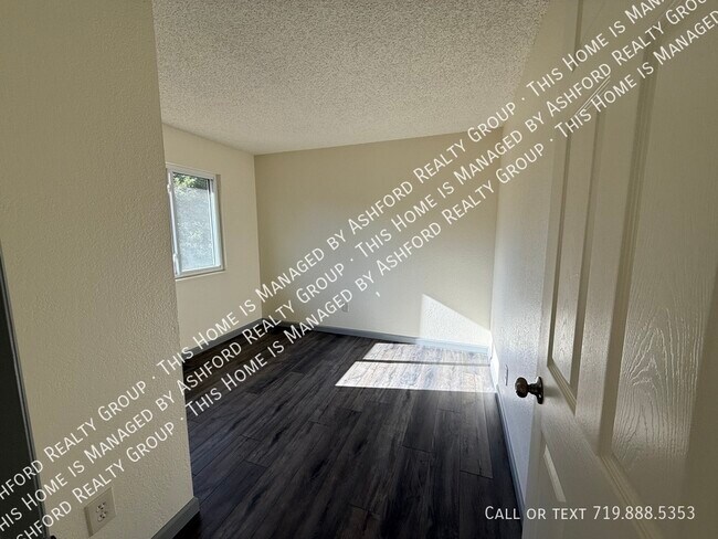 Foto del edificio - 7317 Liberty Ct