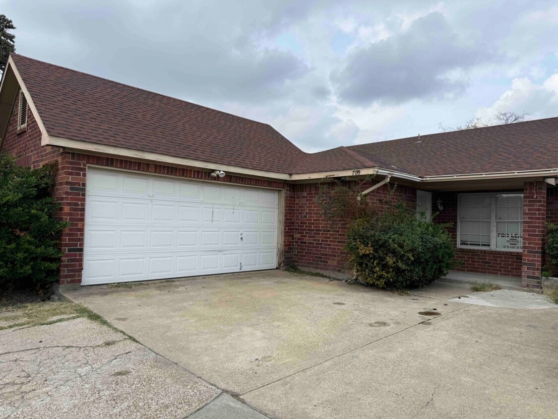 Primary Photo - Garland Duplex